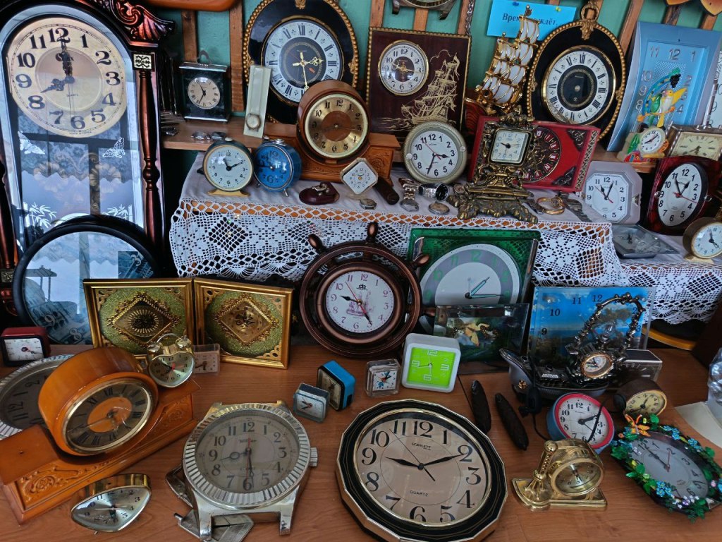 Педагог саратовской сельской школы превратила библиотеку в музей часов Педагог саратовской сельской школы превратила библиотеку в музей часов